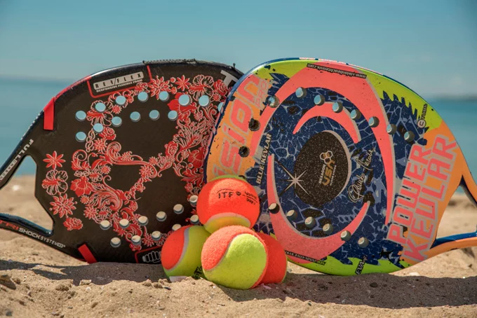 Comparando raquetes de beach tennis de diferentes marcas e modelos